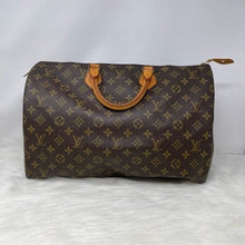 Load image into Gallery viewer, 434 Pre Owned Authentic Louis Vuitton Monogram Speedy 40 Travel Handbag MB9001